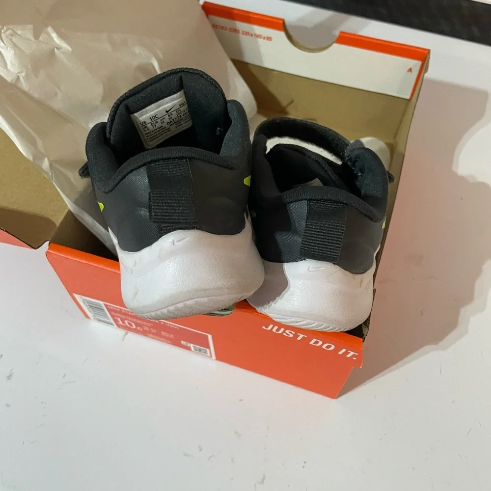 Nike Kids Black and Green Sneakers